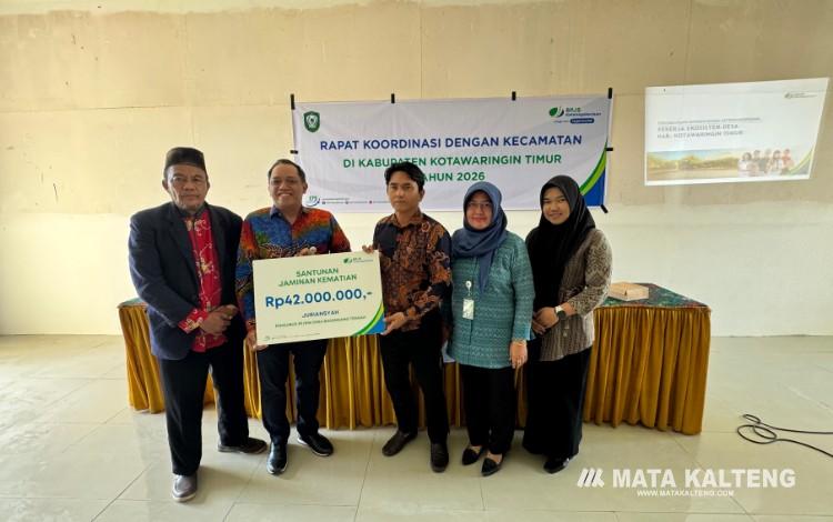 Foto:IST/MATA KALTENG - Penyerahan santunan jaminan kematian secara simbolis kepada ahli waris peserta.