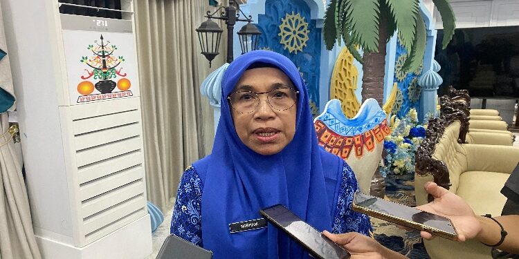 FOTO: NRA/MATAKALTENG - Kepala Dinas Perdagangan dan Perindustrian Kalteng, Norhani, saat diwawancarai wartawan.