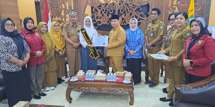 Foto:IST/MATA KALTENG - Pemberian penghargaan Duta Baca pelajar Kotim yang berhasil meraih peringkat 1 di tingkat provinsi, 20 April 2026.