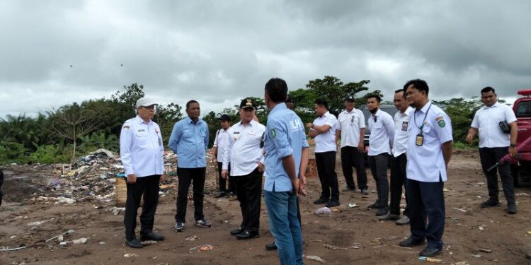 Foto:IST/MATA KALTENG - Bupati Kotim Halikinnor saat tinjau TPA jalan Jendral Sudirman Km 14 Sampit, 22 April 2026.