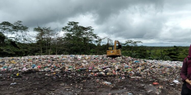 Foto:IST/MATA KALTENG - Tumpukan sampah di TPA Jalan Jendral Sudirman Km 14 Sampit.