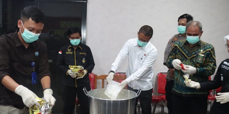 FOTO: Jajaran Ditresnarkoba Polda Kalteng, pada saat memusnahkan barang bukti narkoba.