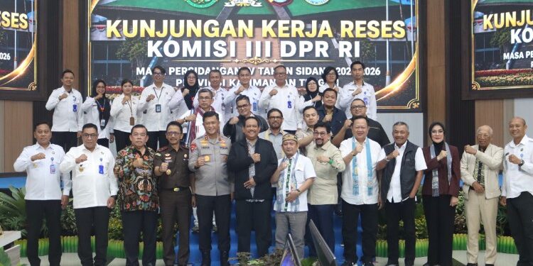 FOTO: Kapolda Kalteng, Irjen Pol Iwan Kurniawan, bersama Gubernur, H. Agustiar Sabran, pada saat berfoto bersama jajaran Komisi III DPR RI.