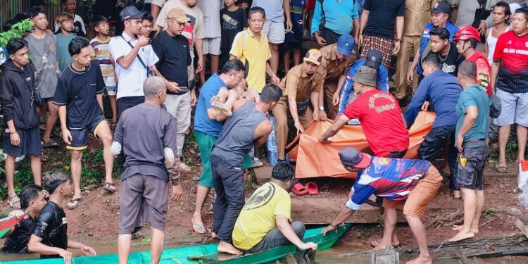 Foto:IST/MATA KALTENG - Proses evakuasi pelajar yang tenggelam di kecamatan Parenggean, Kotim, 27 April 2026.