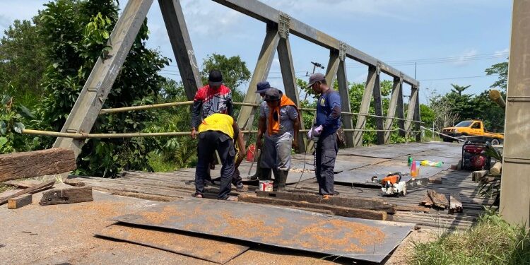 Foto:IST/MATA KALTENG - Proses perbaikan jembatan patah, di jalan Kapten Mulyono, Kota Sampit, Kabupaten Kotim.