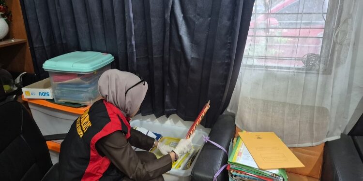 FOTO: IST/MATAKALTENG - Kejari saat melakukan pemeriksaan di kantor KPU Kota Palangka Raya.