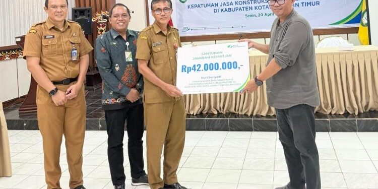 Foto:IST/MATA KALTENG - Penyerahan santunan jaminan kematian kepada pekerja jasa konstruksi di Kabupaten Kotawaringin Timur (Kotim).