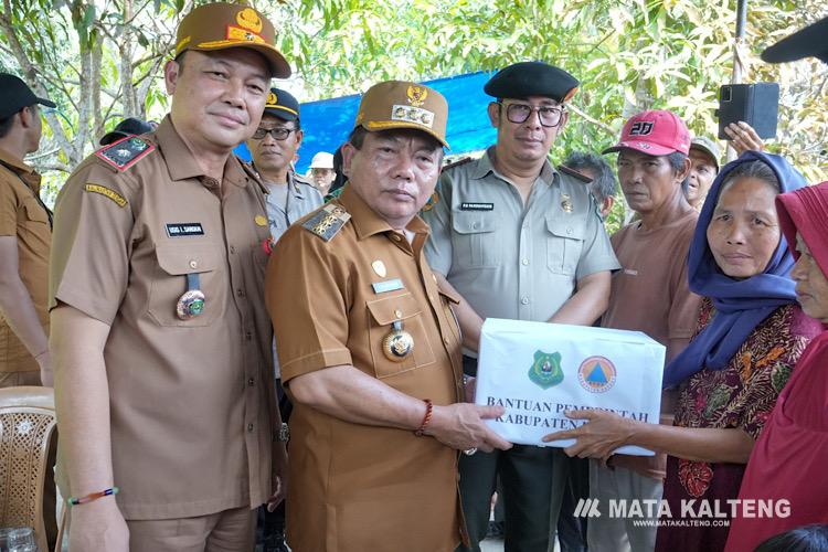 Bupati Kapuas Tinjau dan Serahkan Bantuan Korban Kebakaran di Desa Pantai