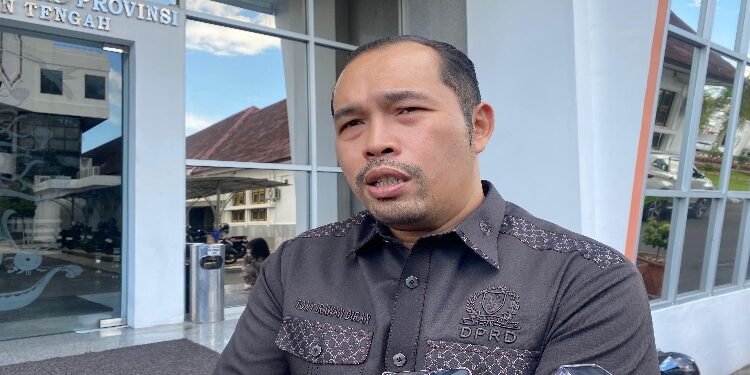 FOTO: NRA/MATAKALTENG - Wakil Ketua Komisi III DPRD Kalteng, Tomy Irawan Diran, saat diwawancarai wartawan.