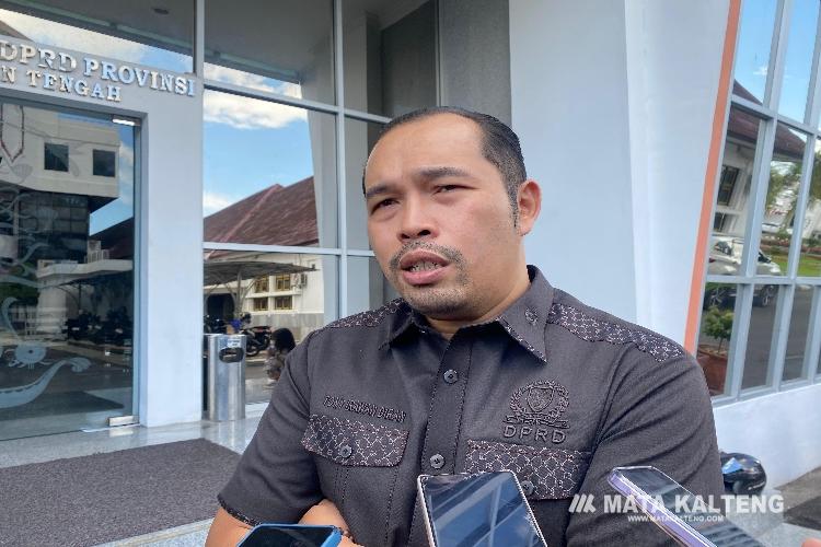 FOTO: NRA/MATAKALTENG - Wakil Ketua Komisi III DPRD Kalteng, Tomy Irawan Diran, saat diwawancarai wartawan.