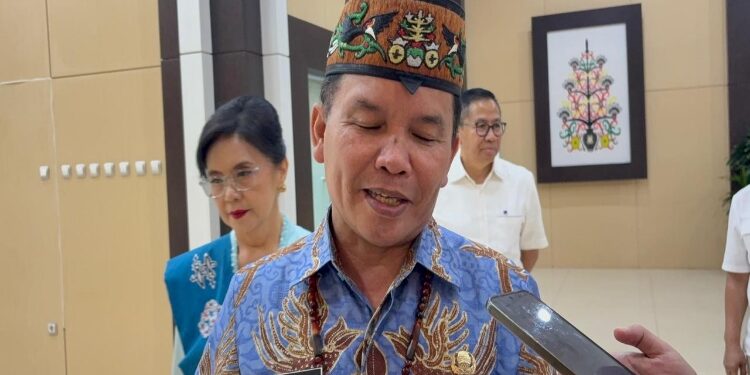 FOTO: IST/MATAKALTENG Gubernur Kalimantan Tengah, Agustiar Sabran, saat diwawancarai wartawan.