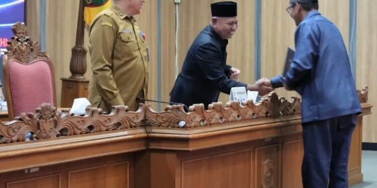 Foto:IST/MATA KALTENG - Anggota Fraksi Partai Golkar DPRD Kabupaten Kotawaringin Timur (Kotim), Abdul Sahid saat serahkan pandangan umum fraksi dalam rapat paripurna.
