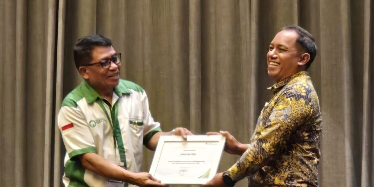 Foto:IST/MATA KALTENG - Penyerahan penghargaan kepada Gabungan Pengusaha Kelapa Sawit Indonesia (GAPKI) Kalimantan Tengah (Kalteng) atas sinergi dalam perlindungan jaminan sosial ketenagakerjaan bagi pekerja rentan periode 2024–2026.