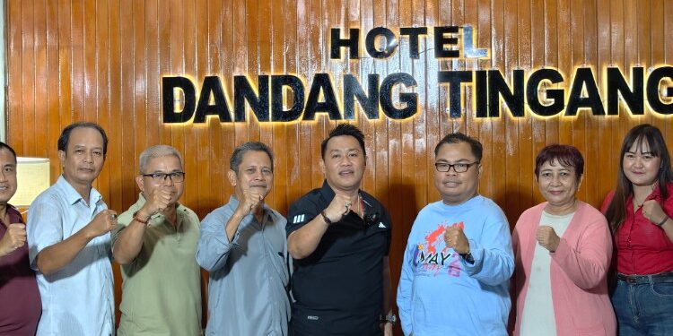 FOTO: Ketua Panitia Peringatan May Day 2026, Bush Valentino Lambung (tengah baju hitam), saat memimpin pernyataan sikap, di Hotel Dandang Tingang Palangka Raya.
