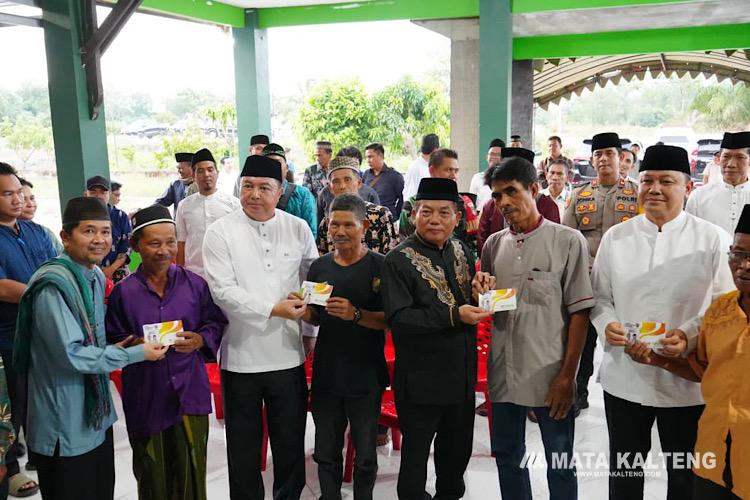 Pemkab Kapuas Serahkan Simbolis Kartu Huma Betang Sejahtera dan Bantuan Pangan kepada Masyarakat Mantangai