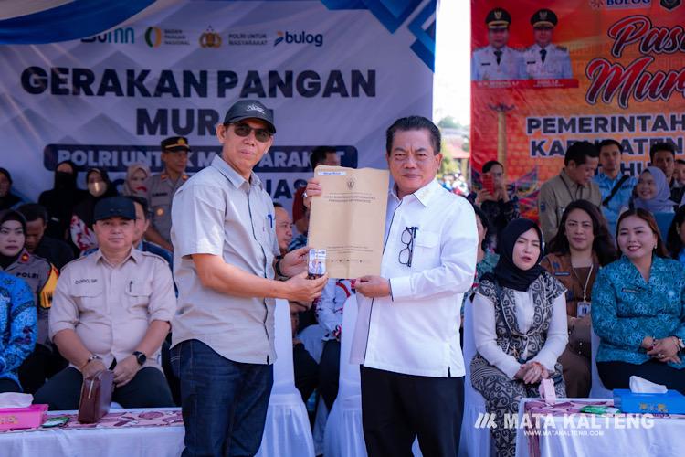 Bupati Kapuas Buka Gerakan Pangan Murah dan Pasar Murah, Sekaligus Terima Penyerahan Kartu Huma Betang Sejahtera