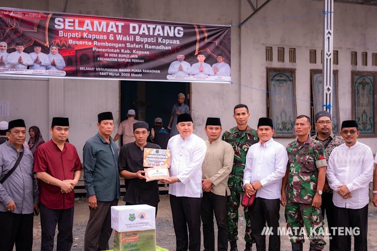 Wakil Bupati Kapuas Serahkan Bantuan Bagi Korban Kebakaran