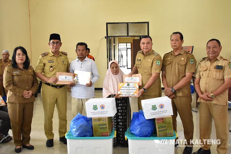 Wabup Serahkan Bantuan Tunai untuk Korban Kebakaran dan Angin Puting Beliung