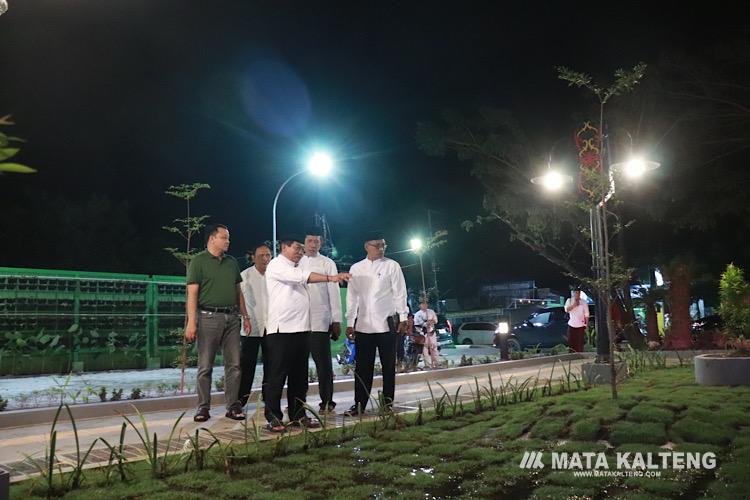 Usai Salat Tarawih, Bupati Kapuas Tinjau Kawasan Taman Adipura