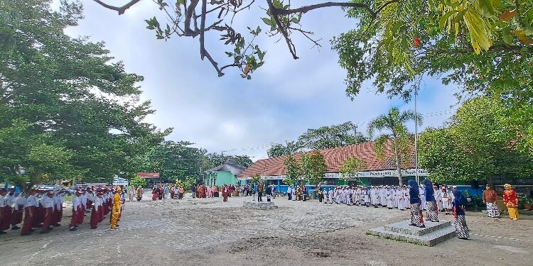 FOTO: IST/MATA KALTENG - Peringatan Hardiknas di SDN 2 Sawahan, Sabtu 2 Mei 2026.