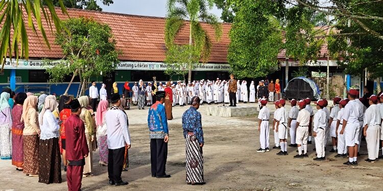 FOTO: IST/MATAKALTENG - Peringatan Hardiknas di SDN 2 Sawahan, Sabtu 2 Mei 2026.