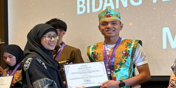 FOTO: SMAN 1 KUALA KURUNA/MATA KALTENG - Salah satu siswa SMAN 1 Kuala Kurun yakni M. Rasya Wira Pratama ketika menerima sertifikat juara pada ajang ISRC tahun 2026, pekan lalu.