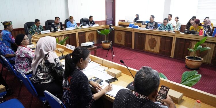 FOTO: IST/MATAKALTENG - Suasana saat rapat sinkronisasi tata cara penilaian Badan Layanan Umum Daerah (BLUD) di Ruang Rapat Bajakah, Kantor Gubernur Kalimantan Tengah.