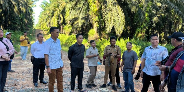 Foto:IST/MATA KALTENG - Komisi I DPRD Kotim saat tinjau lahan sengketa di Cempaga.