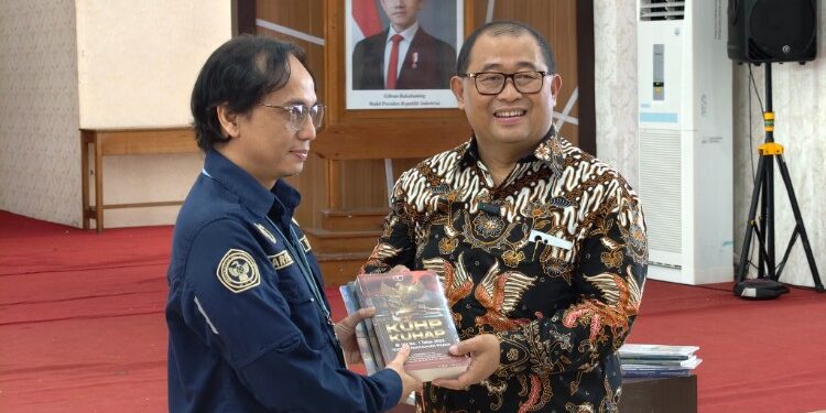 FOTO: Praktisi hukum Law Firm Danto Law Group, Columbanus Priaardanto, pada saat memberikan karyanya.