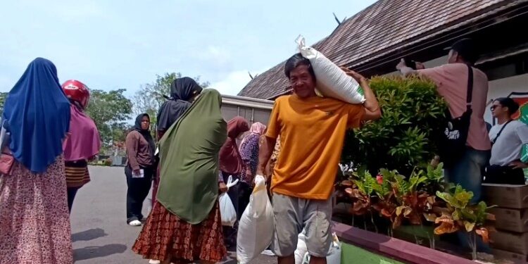 Foto:DOK/MATA KALTENG - Penyaluran bantuan sembako oleh Bulog Kotim beberapa waktu lalu.