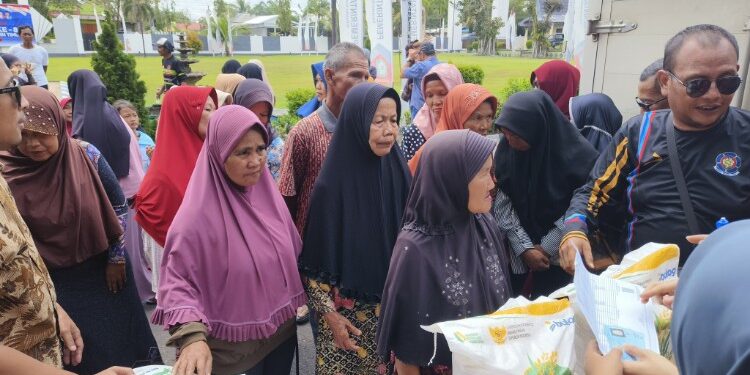 Foto:DOK/MATA KALTENG - Penyaluran sembako oleh Bulog Kotim beberapa waktu lalu.