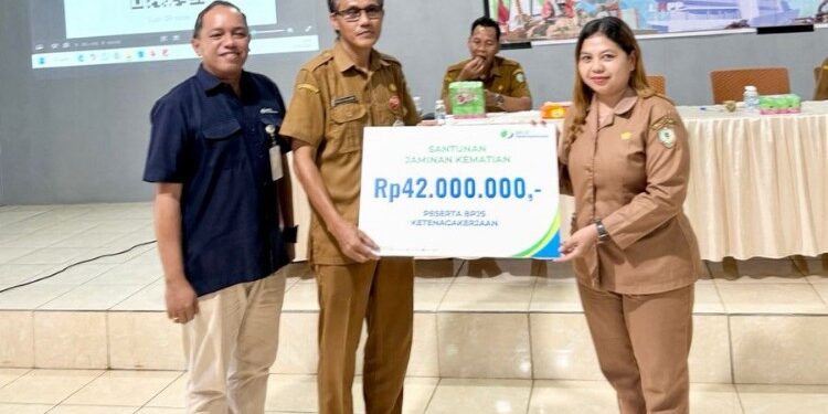 Foto:IST/MATA KALTENG - Kepala BPJS ketenagakerjaan Sampit Dwi Ari Wibowo dan Staf Ahli Bupati Kotim Rafiq Riswandi ketika menyerahkan santunan Jaminan Kematian.