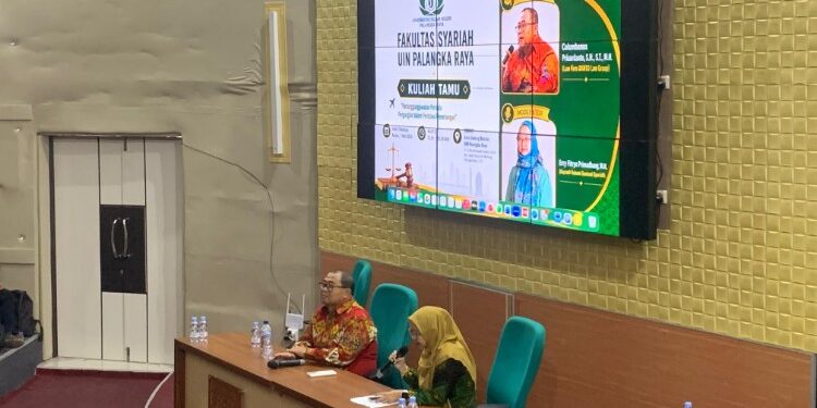 FOTO: Praktisi Hukum dari Danto Law Group, Columbanus Priaardanto, pada saat memberikan kuliah tamu di UIN Palangka Raya.