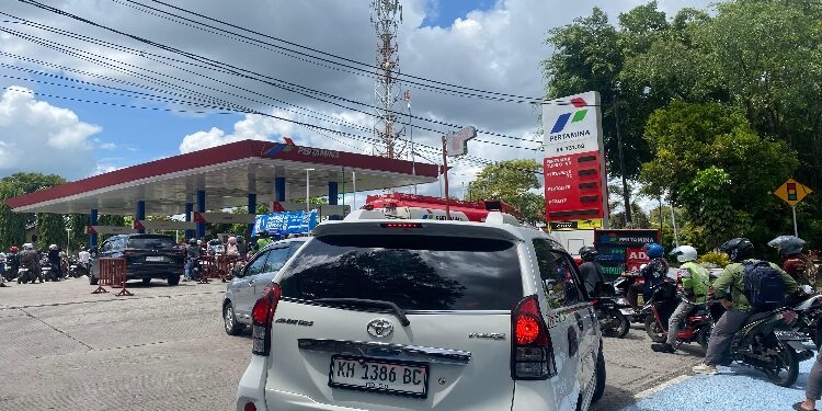 FOTO: NRA/MATAKALTENG - Suasana Antrian BBM di SPBU Imam Bonjol, Kota Palangka Raya.