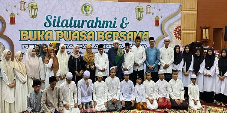 Foto: Ketua DPRD Kota Palangka Raya, Subandi. Bersama unsur Forkopimda, kepala perangkat daerah, tokoh masyarakat, serta perwakilan panti asuhan berfoto bersama usai kegiatan silaturahmi dan buka puasa bersama di Kantor DPRD Kota Palangka Raya