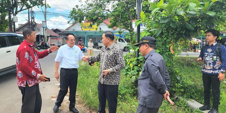 Foto: Wakil Ketua I Komisi II DPRD Kota Palangka Raya, Hap Baperdu bersama Ketua DPRD Kota Palangka Raya, Subandi (tengah) saat melaksanakan kegiatan reses di Kelurahan Palangka, Kecamatan Jekan Raya