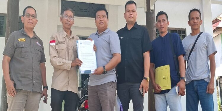 FOTO: IST/MATA KALTENG - Warga Cempaga Hulu saat melapor ke DAD Kotim terkait kasus sengketa lahan.