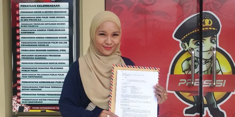 FOTO: IST/MATAKLTENG - Wartawan Annisa Kharisma saat melapor ke Polres Kotim.