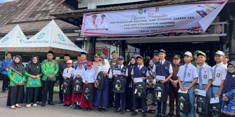 Foto:IST/MATA KALTENG - Penyerahan uang pembinaan kepada pelajar berprestasi di Kotim, 11 Mei 2026.