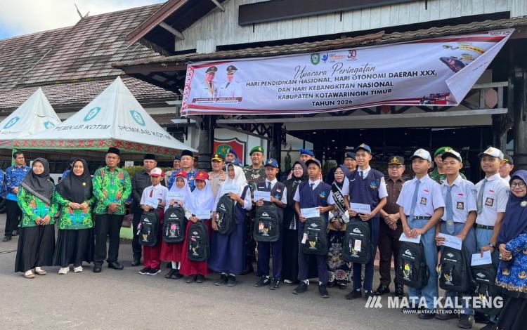 Foto:IST/MATA KALTENG - Penyerahan uang pembinaan kepada pelajar berprestasi di Kotim, 11 Mei 2026.