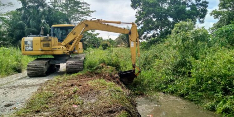Foto:IST/MATA KALTENG - Pembersihan aliran sungai menggunakan alat berat.