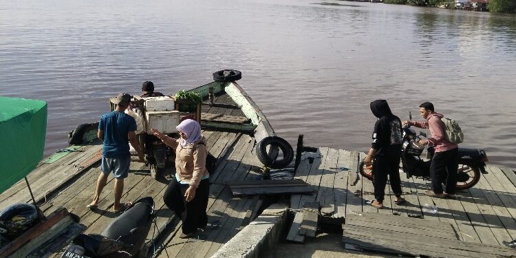 FOTO: AGUS/MATAKALTENG + Kondisi penyebrangan di Pulau Hanaut, Kotim. 