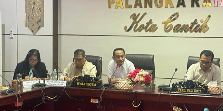 Foto: Rapat koordinasi stabilitas penyaluran BBM dan SPBU di Ruang Rapat Peteng Karuhei I, Kantor Wali Kota Palangka Raya, Jalan Tjilik Riwut, Jumat malam (8/5/2026).