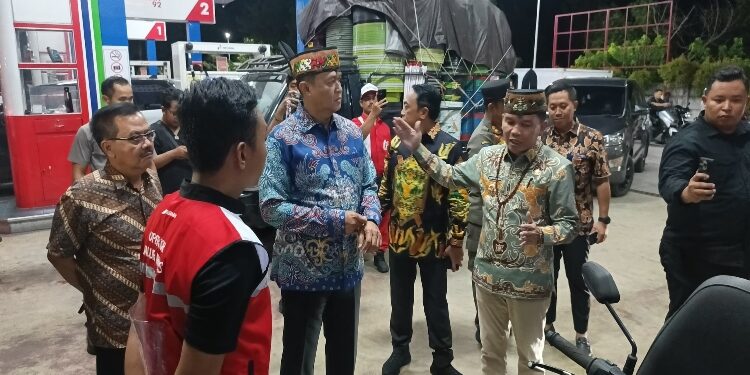 FOTO: NRA/MATAKALTENG - Gubernur Kalimantan Tengan, Agustiar Sabran dan Kapolda Kalimantan Tengah Irjen Pol Iwan Kurniawan beserta jajaran melakukan pemantauan langsung ke sejumlah SPBU di Kota Palangka Raya pada Kamis 7 Mei malam.