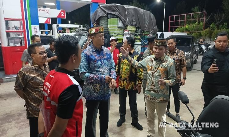 FOTO: NRA/MATAKALTENG - Gubernur Kalimantan Tengan, Agustiar Sabran dan Kapolda Kalimantan Tengah Irjen Pol Iwan Kurniawan beserta jajaran melakukan pemantauan langsung ke sejumlah SPBU di Kota Palangka Raya pada Kamis 7 Mei malam.