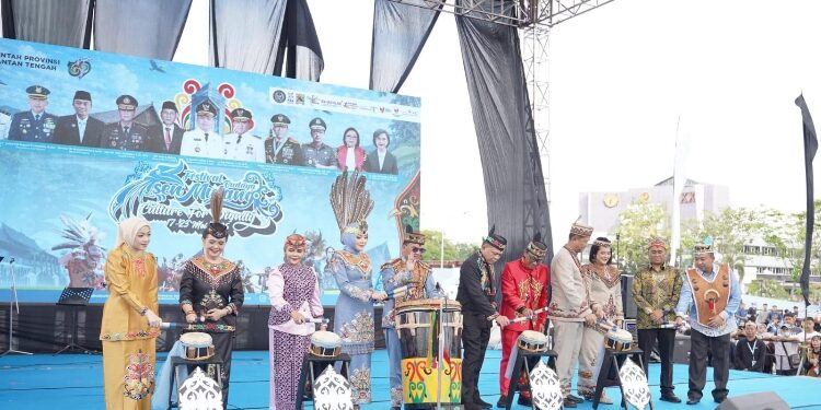 FOTO: IST/MATAKALTENG - Gubernur Agustiar Sabran secara resmi membuka FBIM dan Kalteng Expo Tahun 2026 pada Minggu 17 Mei 2026 pagi di Bundaran Besar Palangka Raya yang digelar sebagai bagian dari Peringatan Hari Jadi Ke-69 Provinsi Kalteng.
