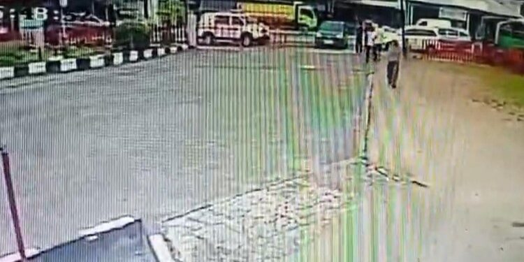 FOTO: IST/MATAKALTENG- Tangkap layar vidio yang memperlihatkan kendaraan ambulan yang viral di SPBU Samuda beberapa waktu lalu.
