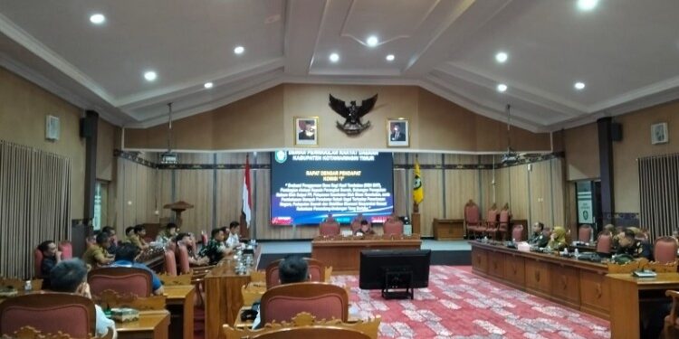 Foto:IST/MATA KALTENG - Rapat Dengar Pendapat (RDP) Komisi I DPRD Kotim bersama sejumlah instansi terkait, distributor rokok, serta pihak Bea Cukai, Senin 18 Mei 2026.