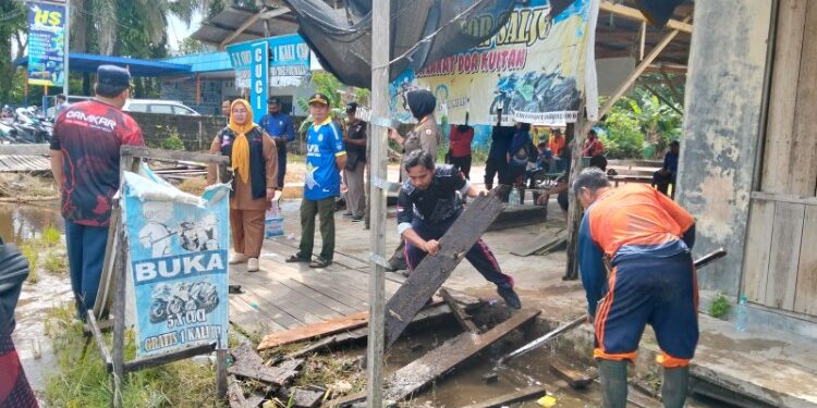 Foto:IST/MATA KALTENG - Wakil Bupati Kotim, Irawati, saat turun langsung memimpin gotong royong bersama sejumlah organisasi perangkat daerah (OPD) untuk melakukan normalisasi drainase, 19 Mei 2026.