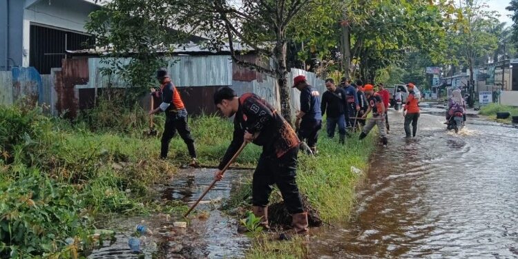 Foto:BPBD/MATA KALTENG - Pembersihan drainase yang tersumbat yang menyebabkan banjir di Kota Sampit, 19 Mei 2026.